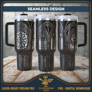 以下が含まれることがあります： ゴシック様式の教会の窓を銀色のデザインで施した、黒いステンレス製のタンブラー。タンブラーには蓋と取っ手があります。