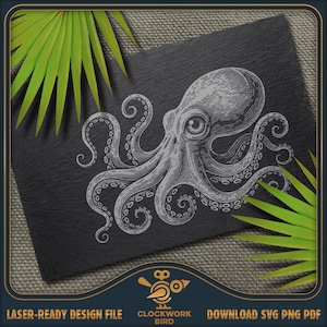 Peut inclure: Une planche de service en ardoise noire avec un dessin détaillé de poulpe gravé en blanc. Les tentacules s'enroulent autour de la planche, et l'œil du poulpe est visible. Le texte "LASER-READY DESIGN FILE" et "DOWNLOAD SVG PNG PDF" est en bas.