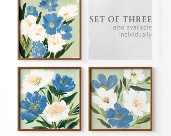 Conjunto de três quadros decorativos de parede com flores azuis de verão, estilo cottagecore, perfeitos para um jardim tranquilo.