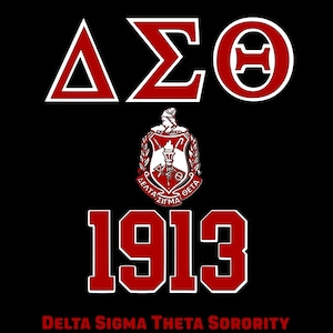 Op de afbeelding: Zwarte achtergrond met rode en witte Griekse letters, een wapen en het nummer 1913. De tekst "Delta Sigma Theta Sorority" staat onderaan. De afbeelding toont de symbolen en het oprichtingsjaar van de studentenvereniging.