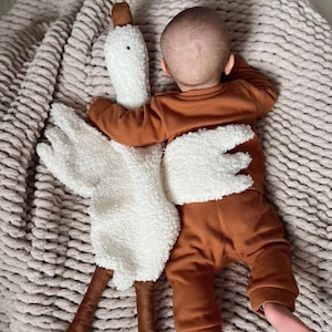 Knuffel "Emil" de Gans, een lieflijk knuffeltje van bouclé voor meisjes en jongens, perfect als eerste cadeautje voor baby's