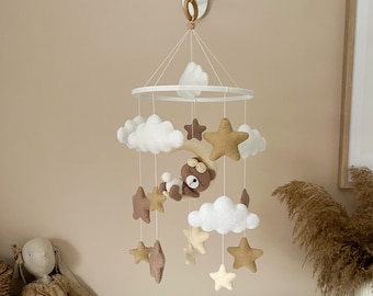 Mobile bébé avec ours endormi, noeud, lune, étoiles, nuages, fait main, feutre, beige, cadeau, baby shower.