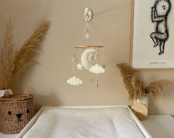 Baby mobile made of boucle and felt with moon, clouds and stars, handmade, neutral and timeless. Perfect as a birth gift.