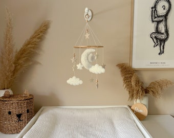 Baby mobile made of boucle and felt with moon, clouds and stars, handmade, neutral and timeless. Perfect as a gift for a newborn.