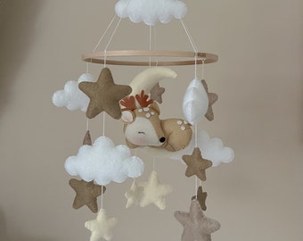 Baby Mobile für Wickeltisch und Babybett mit schlafendem Reh, Mond, Sternen, Wolken, handgemacht, Filz, beige, Geschenk, Babyshower.