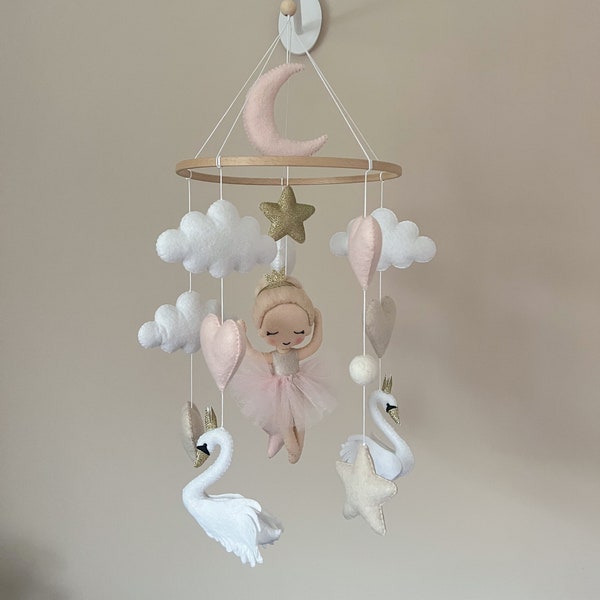 Baby Mobile „Ballerina“ in zartem rosa und gold mit Schwan, Sternen, Wolken, Herzen aus Filz, perfektes Geschenk Babyshower, Taufe, Geburt