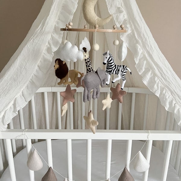 Baby Mobile Safari für Babybett und Wickeltisch, Löwe, Giraffe, Zebra und Elefant, handgemacht aus Filz, perfekt als Geschenk für Babyshower