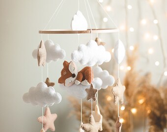 Baby mobile sleeping fox with clouds and stars in beige and brown tones, mobile handmade from felt, suitable as a gift