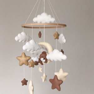 Baby Mobile aus Filz mit schlafendem Bär in neutralen Farben mit Mond, Sternen, Wolken, handgemacht, Geschenk zur Geburt, Baby Shower.