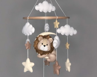 Baby mobile with a lion, moon, clouds, and stars in beige/brown. Perfect as a baby shower gift. Handmade from felt.