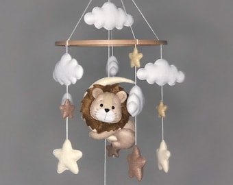 Mobile pour bébé avec lion, lune, nuages et étoiles en beige/marron. Parfait comme cadeau de baby shower. Fait à la main à partir de feutre.