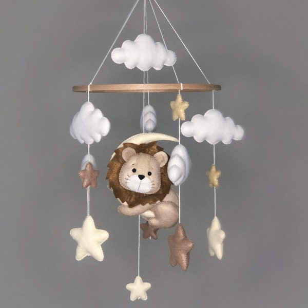 Baby mobile with lion, moon, clouds and stars in beige/brown. Perfect as a baby shower gift. Handmade from felt.