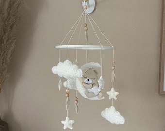 Baby mobile teddy made of boucle and felt with moon, clouds and stars, handmade, neutral and timeless. Perfect as a birth gift.