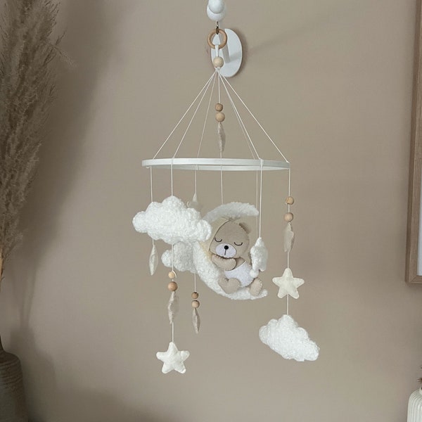 Baby mobile teddy made of boucle and felt with moon, clouds and stars, handmade, neutral and timeless. Perfect as a birth gift.