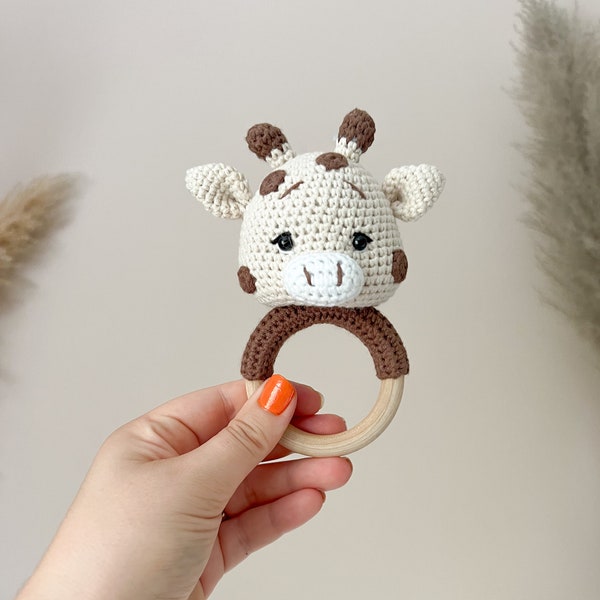 Rassel Giraffe gehäkelt handgemacht perfekt geeignet als Geschenk zur Geburt oder zur Babyparty