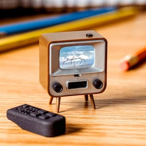 TinyTV®2 Vintage Fernseher mit Fernbedienung | Custom Video Für Modelle, Puppenhaus, Actionfiguren | 1:12 Maßstab | Familienfreundlich | Hergestellt in den USA