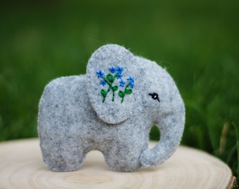 Elephants sewing pattern, felt garland, baby mobile pattern, pattern PDF SVG, elephant with embroidery, felt animals, Christmas ornaments