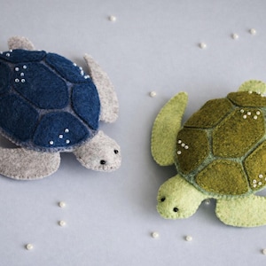 Modello di cucito per tartaruga marina in feltro, ornamento in feltro, motivo oceano, modello PDF SVG, mobile per neonati, animali in feltro, tartaruga blu, ornamento natalizio