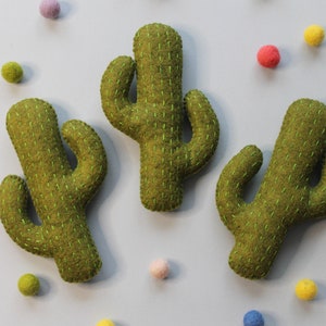 Cartamodello per cucire Felt Cactus, ghirlanda di cactus verdi di piante grasse in feltro, ornamenti in feltro PDF SVG, modello mobile per bambini, piante del deserto
