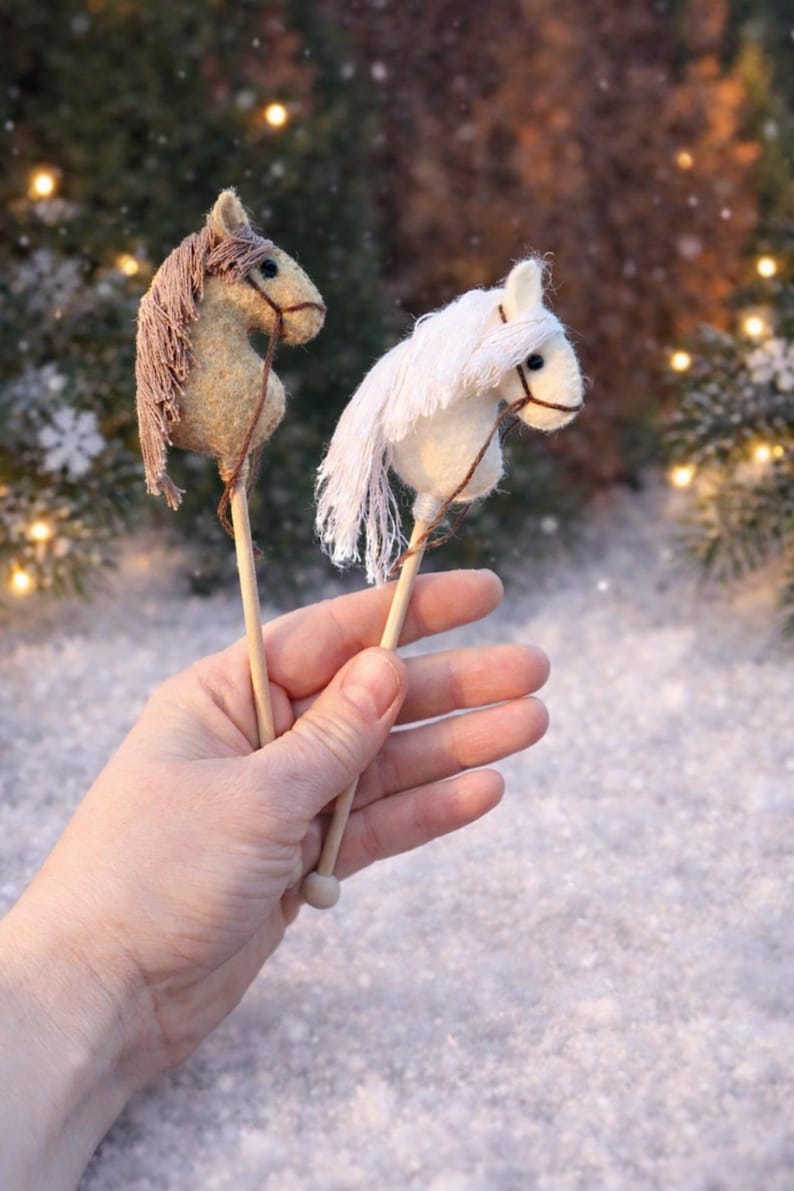 Patrón de costura para adorno de caballito de fieltro: Muñeco de palitos con forma de animal (PDF/SVG) imagen 3