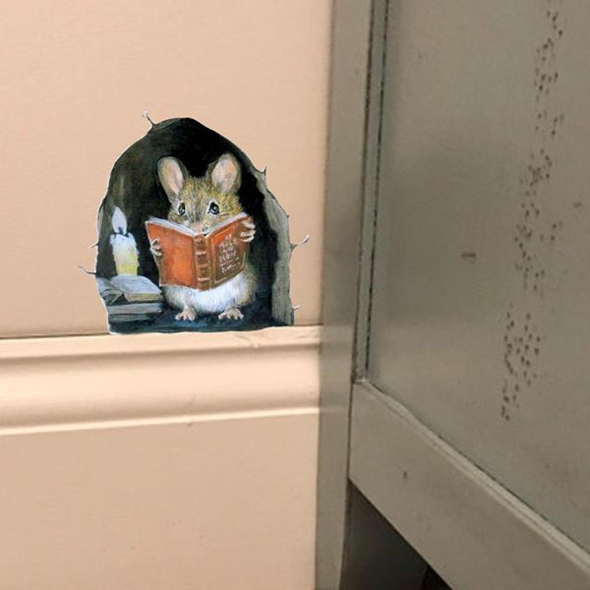 Trou de souris avec lautocollant de mur de livre Etsy
