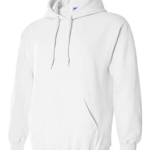 K&ouml;nnte beinhalten: Ein wei&szlig;er Kapuzenpullover mit einer K&auml;ngurutasche.