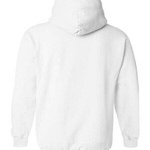 K&ouml;nnte beinhalten: Ein wei&szlig;er Kapuzenpullover mit einer Kapuze mit Kordelzug.