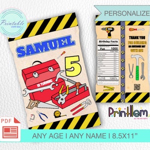 Könnte beinhalten: Ein personalisiertes Chipstüten-Design zum Geburtstag mit einer Werkzeugkiste, Werkzeugen und dem Namen "SAMUEL" mit der Zahl "5". Das Design enthält den Text "IS TURNING" und "ANY AGE I ANY NAME I 8.5X11". Die Tüte hat ein Baustellen-Thema mit gelben und schwarzen Streifen.