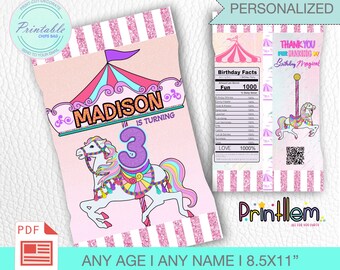 Puede incluir: Bolsa de chips imprimible a rayas blancas y rosas con un caballo de carrusel y una carpa rosa y azul con el texto "MADISON IS TURNING 3". La bolsa mide 8,5 pulgadas por 11 pulgadas.