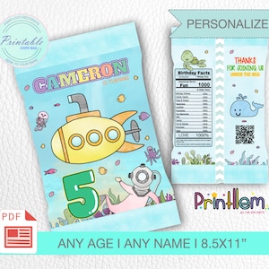 Puede incluir: Plantilla de bolsa de chips imprimible con un submarino de dibujos animados y un buzo. La bolsa está decorada con un tema oceánico azul y blanco y dice "Cameron cumple 5 años". La bolsa mide 8,5 pulgadas por 11 pulgadas.