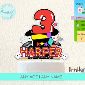 以下が含まれることがあります： 赤い数字3の風船、黒いシルクハット、そして「HARPER」という名前が赤と黄色のマルキースタイルで書かれた、印刷可能なケーキトッパー。トッパーは、星、トランプ、白い鳩など、魔法をテーマにした要素で囲まれています。