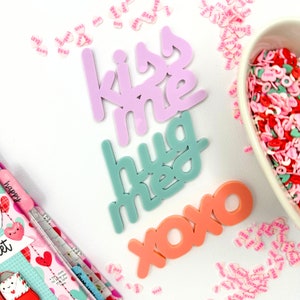 Embellissez-moi, embrassez-moi, embellissement XOXO | Pour le scrapbooking | Créations en papier| Fabrication de cartes| Embellissement| Gravé | DIY