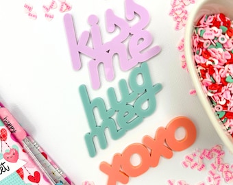 Adornos acrílicos: Bésame, Abrázame, XOXO - Scrapbooking, Fabricación de tarjetas