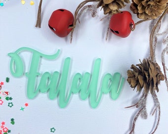 Adorno 'Fa la la' de acrílico verde esmerilado: Scrapbooking DIY