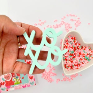 XOXO 1/4 Embellissement acrylique | Pour le scrapbooking| Fabrication du papier| Fabrication de cartes| Embellissement| Gravé | DIY