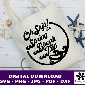 Op de afbeelding: Een witte tote bag met een zwart cirkelontwerp met de tekst "Oh Ship! It's a Spring Break Trip".