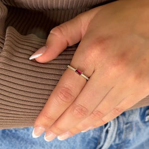 Anillo de compromiso con piedra de rubí de 0,80 quilates, talla esmeralda, oro de 14k.