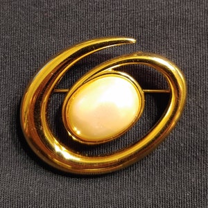 Vintage Monet Goldtone and Faux Pearl Spiral Brooch/Pin. Faux Pearl Cabachon &quot;Galaxy&quot; Swirl Pin.