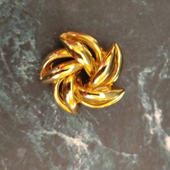 Vintage Abstract Goldtone Flower Brooch. Pierced … - image 7