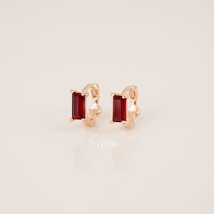 Boucles d'oreilles grenat baguette Helix - créoles huggie, argent, or rose, boucle d'oreille baguette délicate, créoles en cartilage, petites créoles