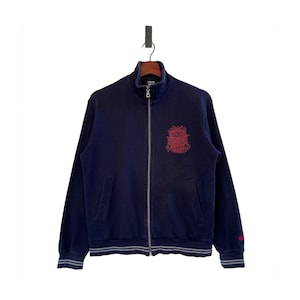 Może przedstawiać: Granatowa bluza zapinana na zamek błyskawiczny z haftowanym czerwonym wzorem z przodu. Wz&oacute;r zawiera słowa "Boys" i "Girls" w stylizowanym wzorze.