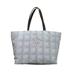 CHANEL White Paper SHopping Bag (Small Size), Accessories, Gumtree  Australia Gold Coast City - Molendinar