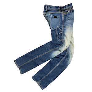 Könnte beinhalten: Blaue Jeans aus Denim mit Destroyed-Look, verblasster weißer Waschung und einer Utility-Tasche am rechten Bein.