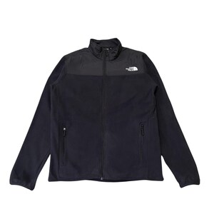 Puede incluir: Chaqueta polar negra con cremallera completa y dos bolsillos laterales. La chaqueta tiene un panel superior negro en el pecho y un logotipo blanco en la parte superior izquierda del pecho. La chaqueta tiene un cuello alto.