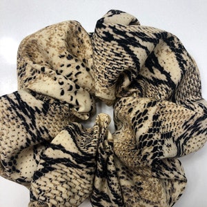 Chouchou XXL imprimé serpent | Accessoire cheveux surdimensionné en polyester