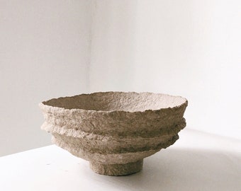 Ciotola in cartapesta fatta a mano con texture organica