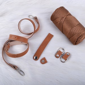 Un conjunto para tejer un bolso de concha con una correa de cuero genuino. Bolso hecho a mano, mochila, hombro. Detalles de bolso cruzado para crochet