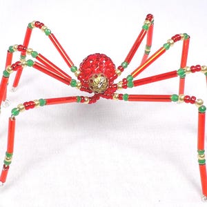 Rode spin met glazen kralen