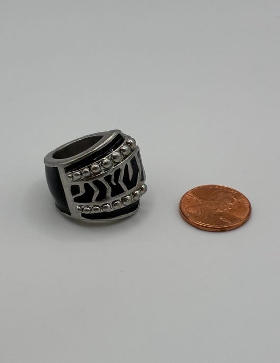 Black Enamel Silver-Tone Statement Ring Size 6.5–7 - image 9