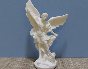 Estatua artesanal del Arcángel Miguel – Mármol blanco y alabastro fundido
